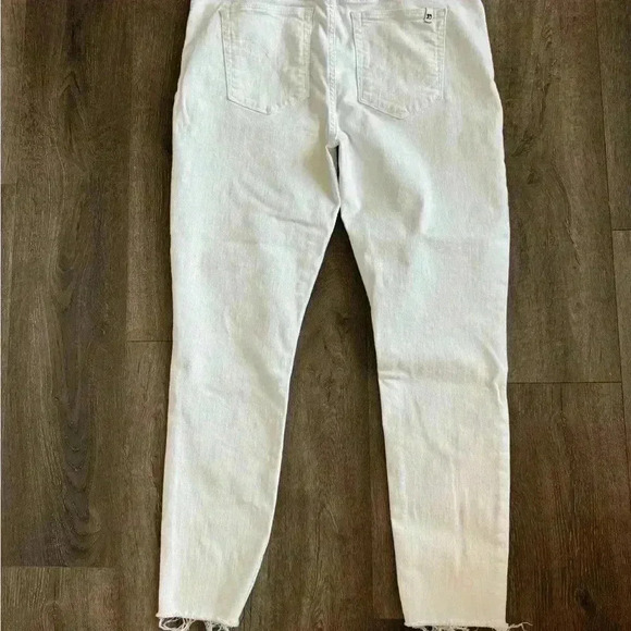 Joe’s Jeans. Women’s size 32. White in color! Very cute and comfortable jeans! - Picture 6 of 7